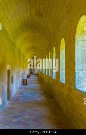 VILLENEUVE LES AVIGNON, FRANCIA, 22 GIUGNO 2017: Interno di una vecchia Certosa certosa Chartreuse de Villeneuve lez Avignon, Francia Foto Stock