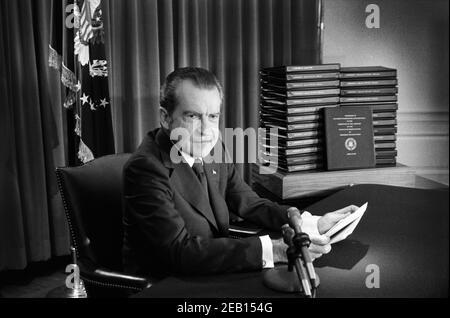 Il presidente degli Stati Uniti Richard Nixon durante il suo discorso televisivo alla nazione per quanto riguarda il rilascio di Watergate Tape Transcripts, Casa Bianca, Washington, D.C., USA, Warren K. Leffler, 29 aprile 1974 Foto Stock