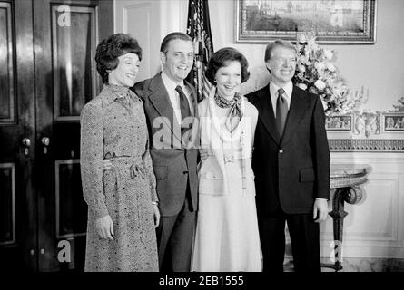 Da sinistra: U.S. Second Lady Joan Mondale, Vice Presidente degli Stati Uniti Walter Mondale, U.S. First Lady Rosalynn carter, Presidente degli Stati Uniti Jimmy carter, White House Reception, Washington, D.C., USA, Warren K. Leffler, 21 gennaio 1977 Foto Stock