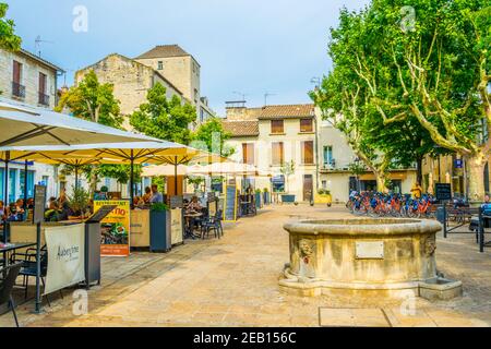 VILLENEUVE LES AVIGNON, FRANCIA, 22 GIUGNO 2017: Vista sulla piazza principale nel centro di Villeneuve les Avignon, Francia Foto Stock