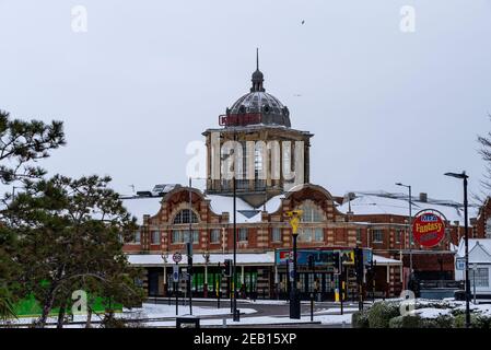 Edificio Kursaal a Southend on Sea, Essex, Regno Unito, con neve da Storm Darcy. Luogo storico per eventi, attualmente chiuso Foto Stock