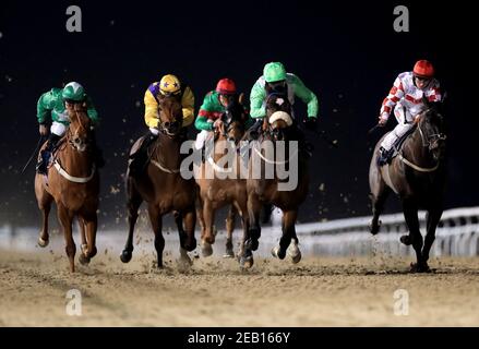 Kind Review guidato da Tom Eaves (seconda a destra) sulla loro strada per vincere il Betway handicap all'ippodromo di Newcastle. Data immagine: Giovedì 11 febbraio 2021. Foto Stock