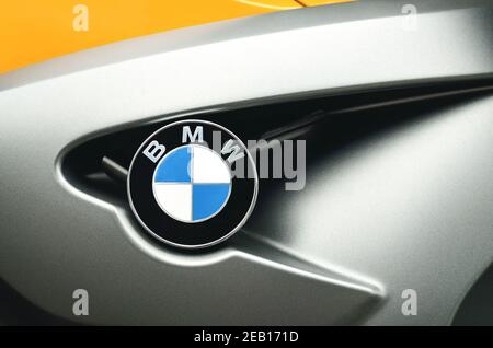 Primo piano del logo BMW sulla moto sportiva Foto Stock