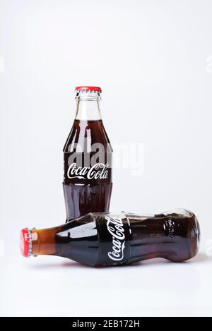 Bottiglie di Coca-Cola isolate su sfondo bianco Foto Stock