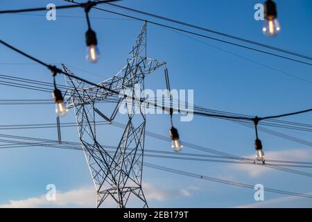 Luci a corda in stile Edison e pilone elettrico sullo sfondo in una giornata di sole Foto Stock