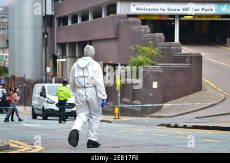 Forensics in una delle scene di stabbing il 6 settembre 2020 fuori dal parco auto di Snow Hill, a Birmingham, West Midlands, Regno Unito Foto Stock