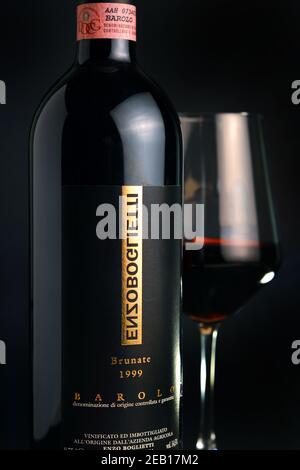 Torino, Piemonte, Italia. -01/02/2021- bottiglia di vino rosso piemontese Barolo. Foto Stock