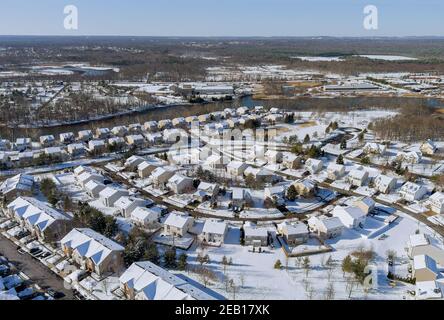 Vista aerea sulla città privata case residenziali giardini Foto Stock