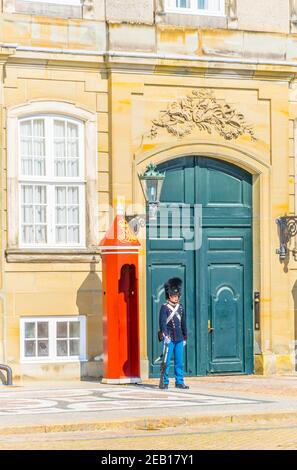 COPENHAGEN, DANIMARCA, 21 AGOSTO 2016: Guardia reale di fronte al palazzo Amalienborg a Copenhagen, Danimarca. Foto Stock