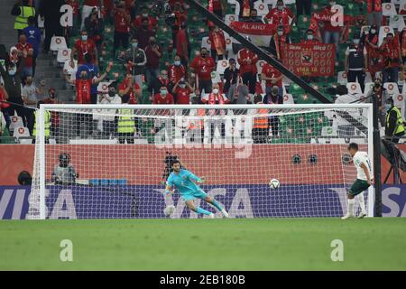 DOHA, QATAR - FEBBRAIO 11: Gustavo Scarpa di Palmeiras segna la sua penalità durante la punizione sparata nella Coppa del mondo FIFA Club Qatar 2020 3° posto Gioca fuori il 11 febbraio 2021 a Doha, Qatar. (Foto di Colin McPhedran/MB Media) Foto Stock