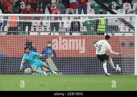 DOHA, QATAR - FEBBRAIO 11: Gustavo Gómez di Palmeiras segna la sua penalità durante la punizione sparata nella Coppa del mondo FIFA Club Qatar 2020 3° posto Gioca lo scorso 11 febbraio 2021 a Doha, Qatar. (Foto di Colin McPhedran/MB Media) Foto Stock