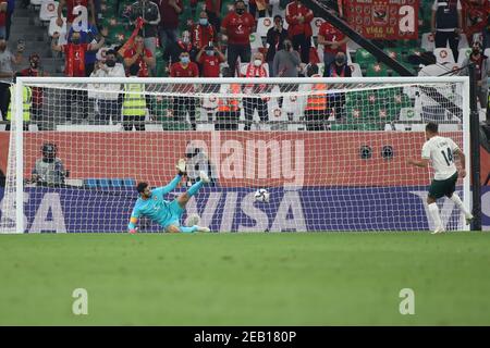 DOHA, QATAR - FEBBRAIO 11: Gustavo Scarpa di Palmeiras segna la sua penalità durante la punizione sparata nella Coppa del mondo FIFA Club Qatar 2020 3° posto Gioca fuori il 11 febbraio 2021 a Doha, Qatar. (Foto di Colin McPhedran/MB Media) Foto Stock