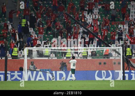 DOHA, QATAR - FEBBRAIO 11: Luiz Adriano di Palmeiras ha la testa nelle sue mani davanti ai tifosi di al Ahly SC dopo che ha mancato la sua punizione durante il tiro-out di penalità nella Coppa del mondo FIFA Club Qatar 2020 3° posto Gioca-off il 11 febbraio 2021 a Doha, Qatar. (Foto di Colin McPhedran/MB Media) Foto Stock