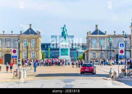 COPENHAGEN, DANIMARCA, 21 AGOSTO 2016: Scultura di Frederik V a Horseback in Piazza Amalienborg a Copenhagen, Danimarca Foto Stock