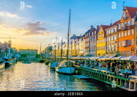 COPENAGHEN, DANIMARCA, 21 AGOSTO 2016: Vista del tramonto del vecchio porto di Nyhavn nel centro di Copenaghen, Danimarca. Foto Stock