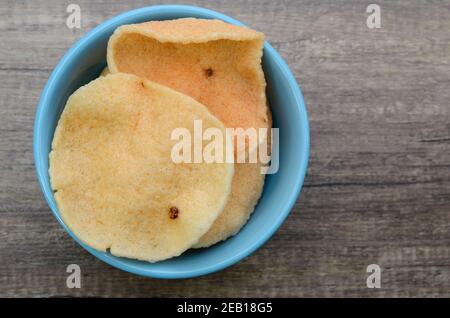 cracker di gamberi croccanti in ciotola Foto Stock