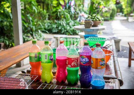 Coloranti conservati in bottiglie di Soda pronti per i turisti colorazione abbigliamento Foto Stock