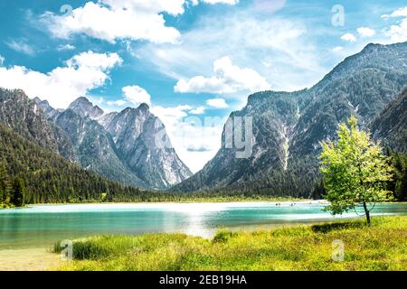 Lago Dobbiaco, bellissimo paesaggio circondato da montagne un lago blu Foto Stock