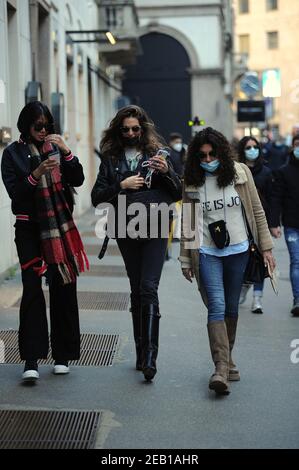 2/11/2021 - Milano, Francesca Sofia Novello al centro con la madre e l'amica Francesca Sofia Novello, che presto sposerà Valentino Rossi, arriva al centro insieme alla madre Teresa del Giudice e Carmen Victoria Rodriguez, la sua migliore amica e un modello venezuelano. Dopo una lunga passeggiata si decide di fermarsi a 'Covaa' in via Montenapoleone per una pausa caffè, poi dopo aver detto Arrivederci Francesca va via da sola in macchina. (Foto di IPA/Sipa USA) Credit: Sipa USA/Alamy Live News Foto Stock