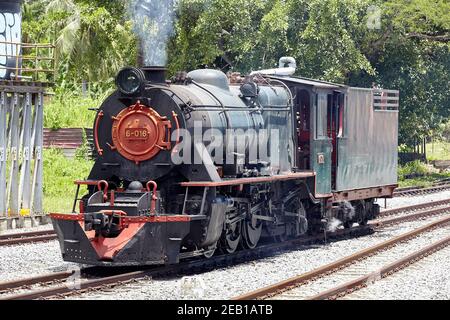 Locomotiva numero 6-016 costruita nel 1954 a Vulcan Foundry a Newton-le-Willows, Lancashire, Inghilterra per la Ferrovia Nord Borneo. Ora trasporta un touri Foto Stock