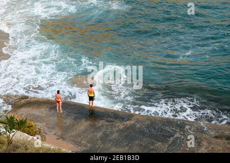 FOLEGANDROS, Grecia - 24 settembre 2020: I turisti si rilassano alla spiaggia di Agali sull'isola di Folegandros. CICLADI, Grecia Foto Stock