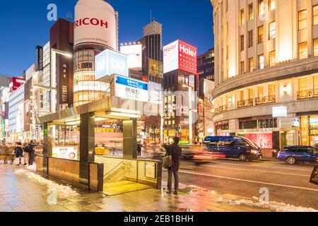 Tokyo, Giappone - 18 gennaio 2016: Un turista che prende un phtot alla stazione della metropolitana di Ginza a Tokyo. La vita notturna nel quartiere di Ginza di notte ed è una delle Foto Stock