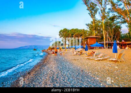 POLIS, CIPRO, 19 AGOSTO 2017: La gente sta godendo il tramonto sopra la spiaggia di poli su Cipro Foto Stock