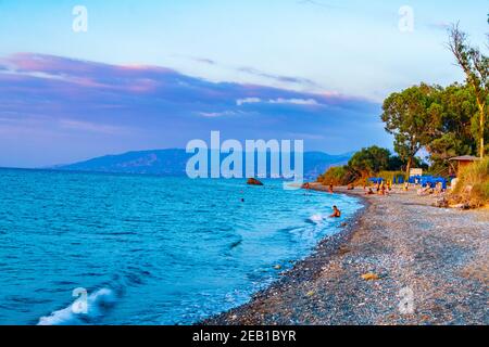 POLIS, CIPRO, 19 AGOSTO 2017: La gente sta godendo il tramonto sopra la spiaggia di poli su Cipro Foto Stock