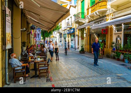 NICOSIA, CIPRO, 23 AGOSTO 2017: Vista di una strada stretta nel centro storico di Nicosia, Cipro Foto Stock