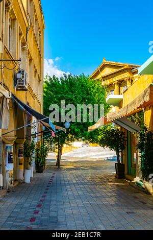 NICOSIA, CIPRO, 23 AGOSTO 2017: Vista di una strada stretta nel centro storico di Nicosia, Cipro Foto Stock