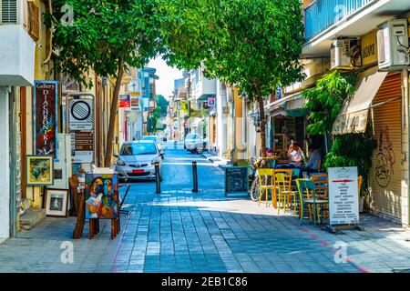 NICOSIA, CIPRO, 23 AGOSTO 2017: Vista di una strada stretta nel centro storico di Nicosia, Cipro Foto Stock
