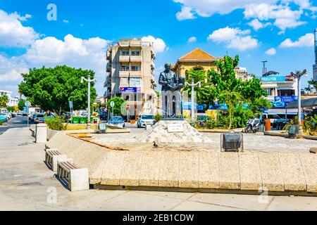 LEFKOSA, CIPRO, 24 AGOSTO 2017: Statua di Fazil Kucuk a Lefkosa, Cipro Foto Stock