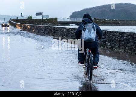 Timoleague, West Cork, Irlanda. 11 Feb 2021. Dopo una giornata di pioggia torrenziale e di acquazzoni invernali, Timoleague si è allagata questa sera con l'alta marea. Credit: AG News/Alamy Live News Foto Stock