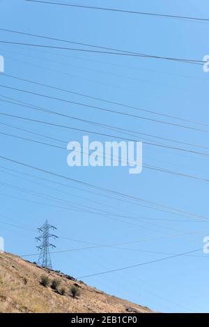 Linea di trasmissione ad alta tensione da Brownlee Dam sul confine tra Idaho e Oregon. Foto Stock