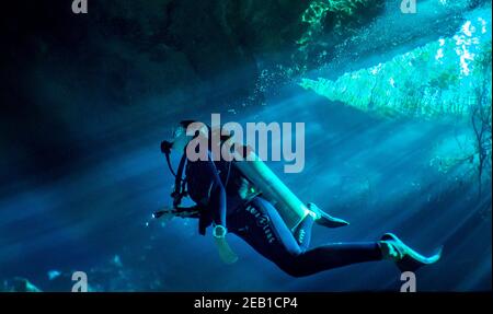 Immersione nel El Eden denote vicino Playa del Carmen sulla Riviera Maya nello Yucatan, Messico. Foto Stock