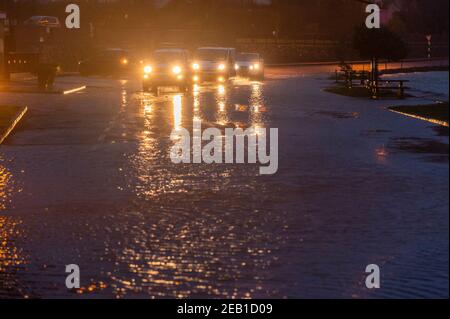 Timoleague, West Cork, Irlanda. 11 Feb 2021. Dopo una giornata di pioggia torrenziale e di docce invernali, la strada sotto l'abbazia di Timoleague è stata sommersa dall'alta marea questa sera. Credit: AG News/Alamy Live News Foto Stock