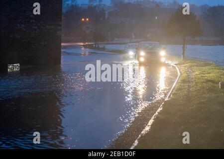 Timoleague, West Cork, Irlanda. 11 Feb 2021. Dopo una giornata di pioggia torrenziale e di docce invernali, la strada sotto l'abbazia di Timoleague è stata sommersa dall'alta marea questa sera. Credit: AG News/Alamy Live News Foto Stock