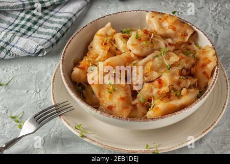 Un piatto nazionale. Gnocchi ucraini, vareniki, torte fritte con cipolle. Foto Stock