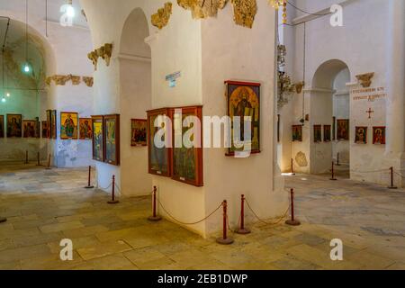 FAMAGOSTA, CIPRO, 28 AGOSTO 2017: Interno di una chiesa all'interno del monastero di San Barnaba su Cipro Foto Stock