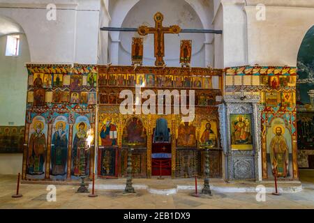 FAMAGOSTA, CIPRO, 28 AGOSTO 2017: Interno di una chiesa all'interno del monastero di San Barnaba su Cipro Foto Stock