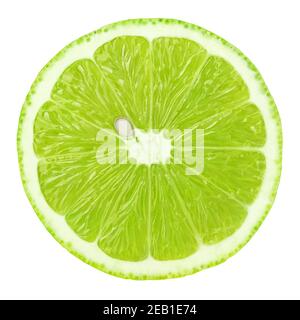 Vista dall'alto di una fetta verde di agrumi tiglio maturo e testurizzato frutta isolata su sfondo bianco con percorso di ritaglio Foto Stock