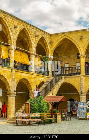 LEFKOSA, CIPRO, 29 AGOSTO 2017: Vista di un ex albergo mercantile - buyuk han - che è stato convertito in una moderna attrazione turistica, Lefkosa, Cy Foto Stock