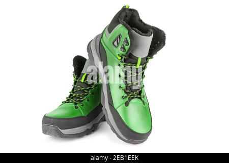 paio di sneaker o stivali verdi isolati invernali caldi da tre quarti isolati su sfondo bianco. Foto Stock
