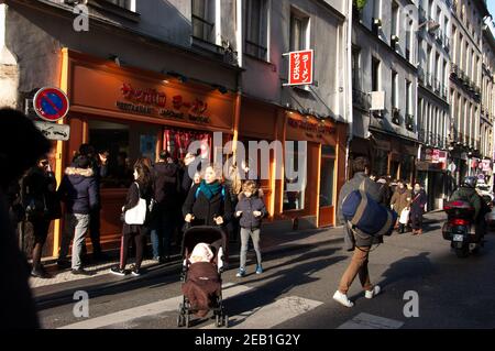 Le persone che aspettano di entrare a Sapporo, uno dei popolari ristoranti giapponesi situati a 'Little Tokyo'. Foto Stock