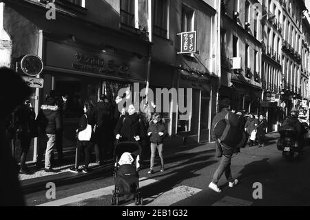 Le persone che aspettano di entrare a Sapporo, uno dei popolari ristoranti giapponesi situati a 'Little Tokyo'. Foto storica in bianco nero. Foto Stock