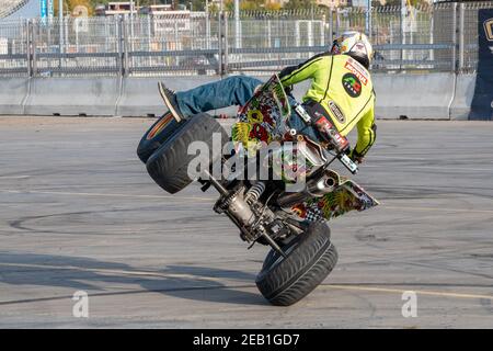 Kazan, Russia-26 settembre 2020: Il pilota ATV dimostra la capacità di controllare l'ATV, bilanciando sulle ruote laterali per l'intrattenimento di Foto Stock