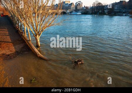 Alluvione a Parigi (Francia). Terrapieno allagato, bicicletta annegata, uomo irriconoscibile che fotografa la vista; coppia agguato irriconoscibile. Foto Stock