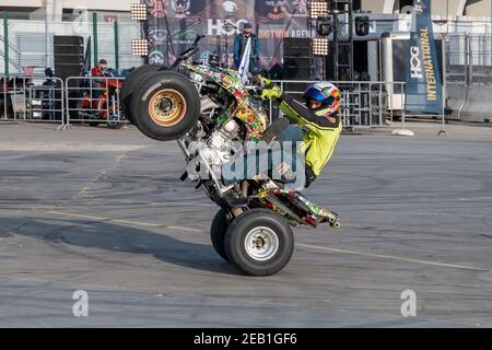 Kazan, Russia-26 settembre 2020: Il pilota ATV dimostra la capacità di controllare l'ATV, bilanciando su due ruote per l'intrattenimento del motociclista Foto Stock