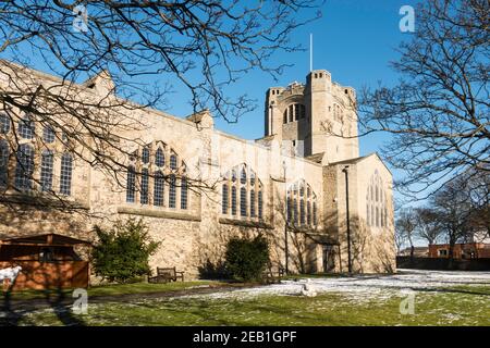 Arte e artigianato stile St Andrew's Church Roker, Sunderland, Inghilterra nord-orientale, Regno Unito Foto Stock