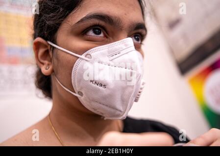 Indiane femmina indossare maschera facciale KN95 per la prevenzione covid-19 Foto Stock